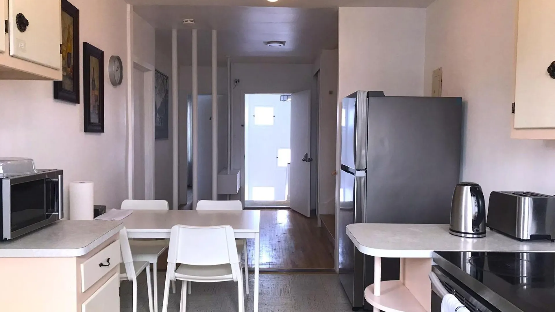 Séjour chez l'habitant Big Private Room Midmontreal Next To Station Metro - Parking Free Canada