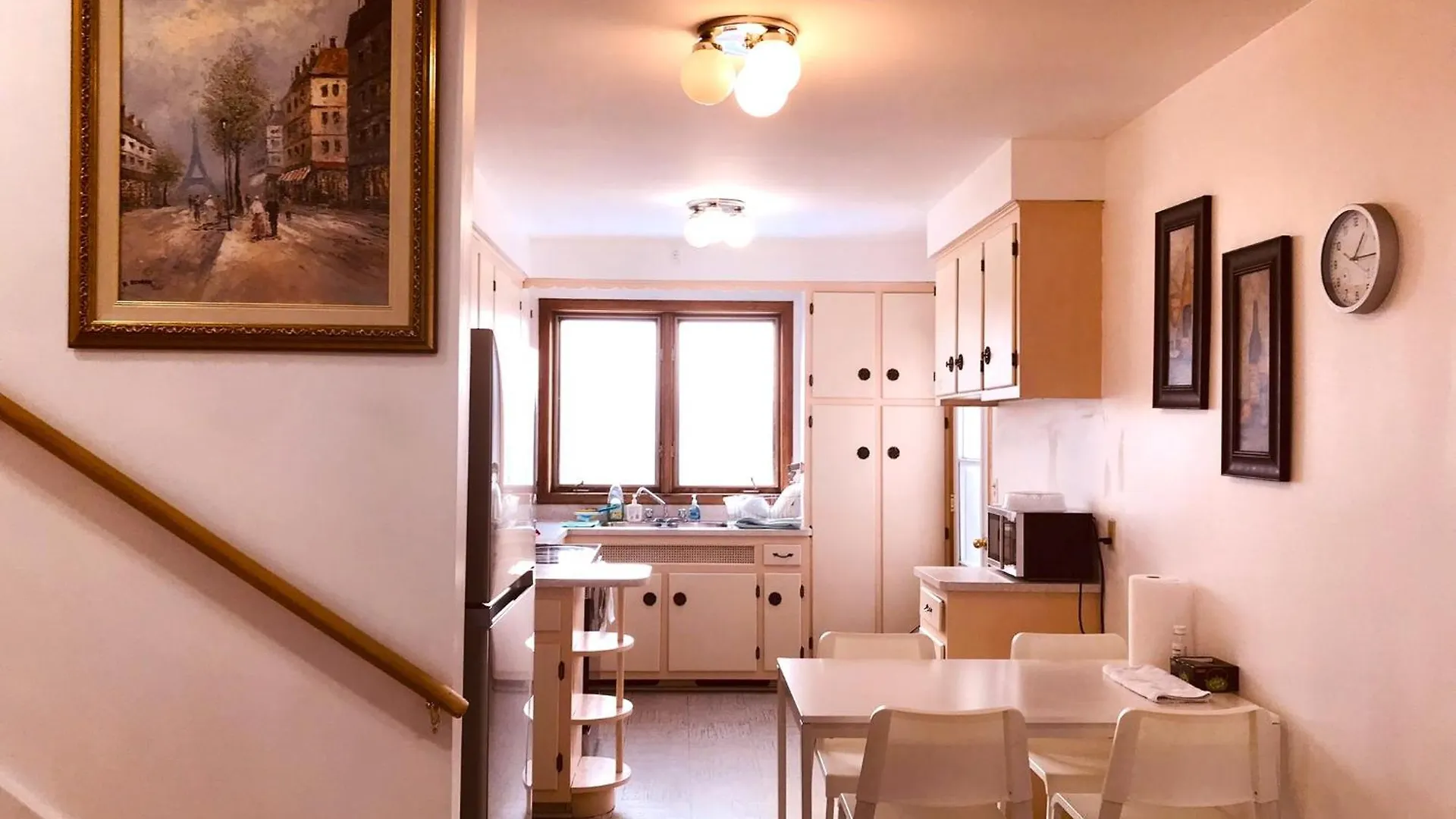 Big Private Room Midmontreal Next To Station Metro - Parking Free Séjour chez l'habitant