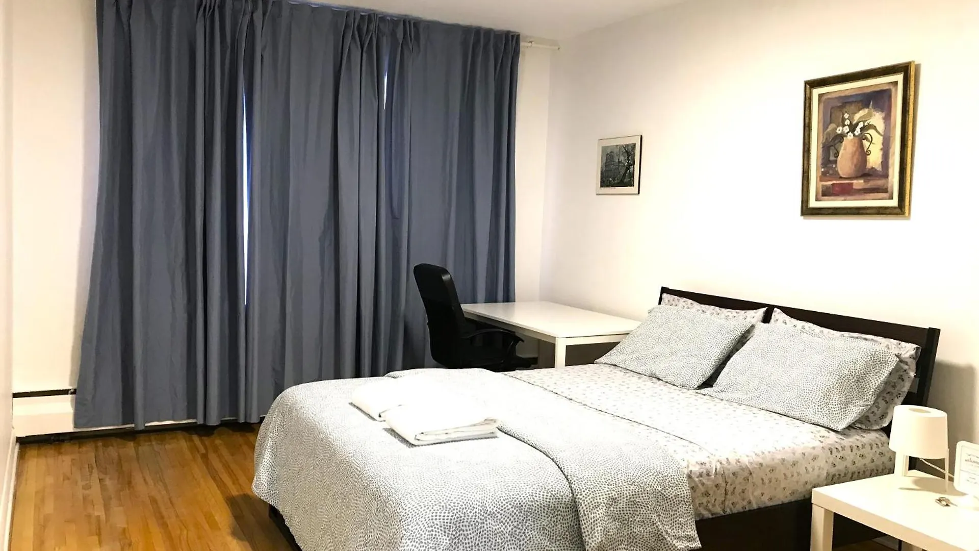 Big Private Room Midmontreal Next To Station Metro - Parking Free