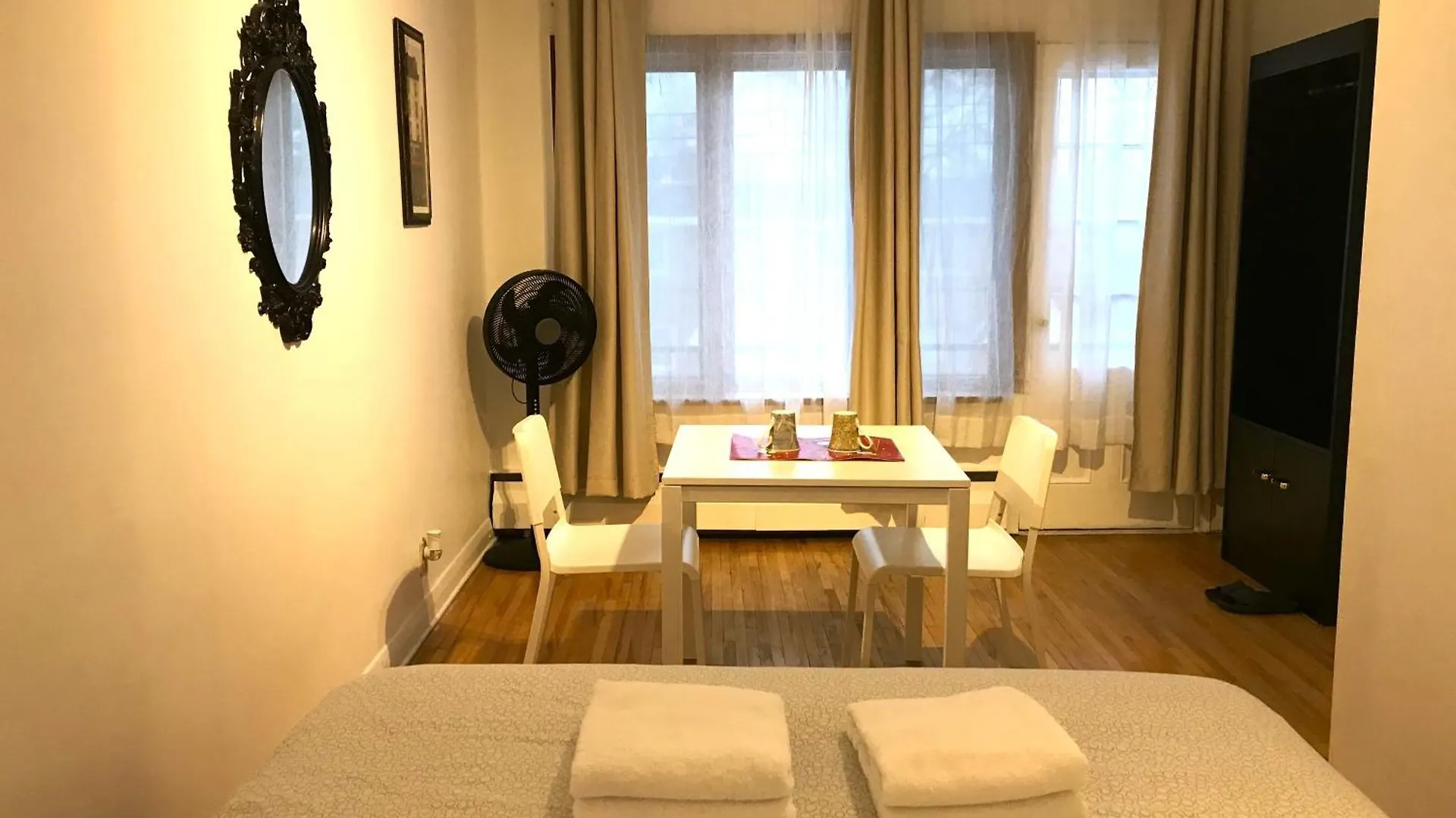 Homestay Big Private Room Midmontreal Next To Station Metro - Parking Free Canada