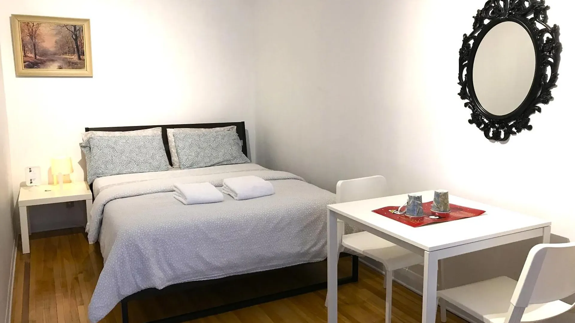 Big Private Room Midmontreal Next To Station Metro - Parking Free Montreal