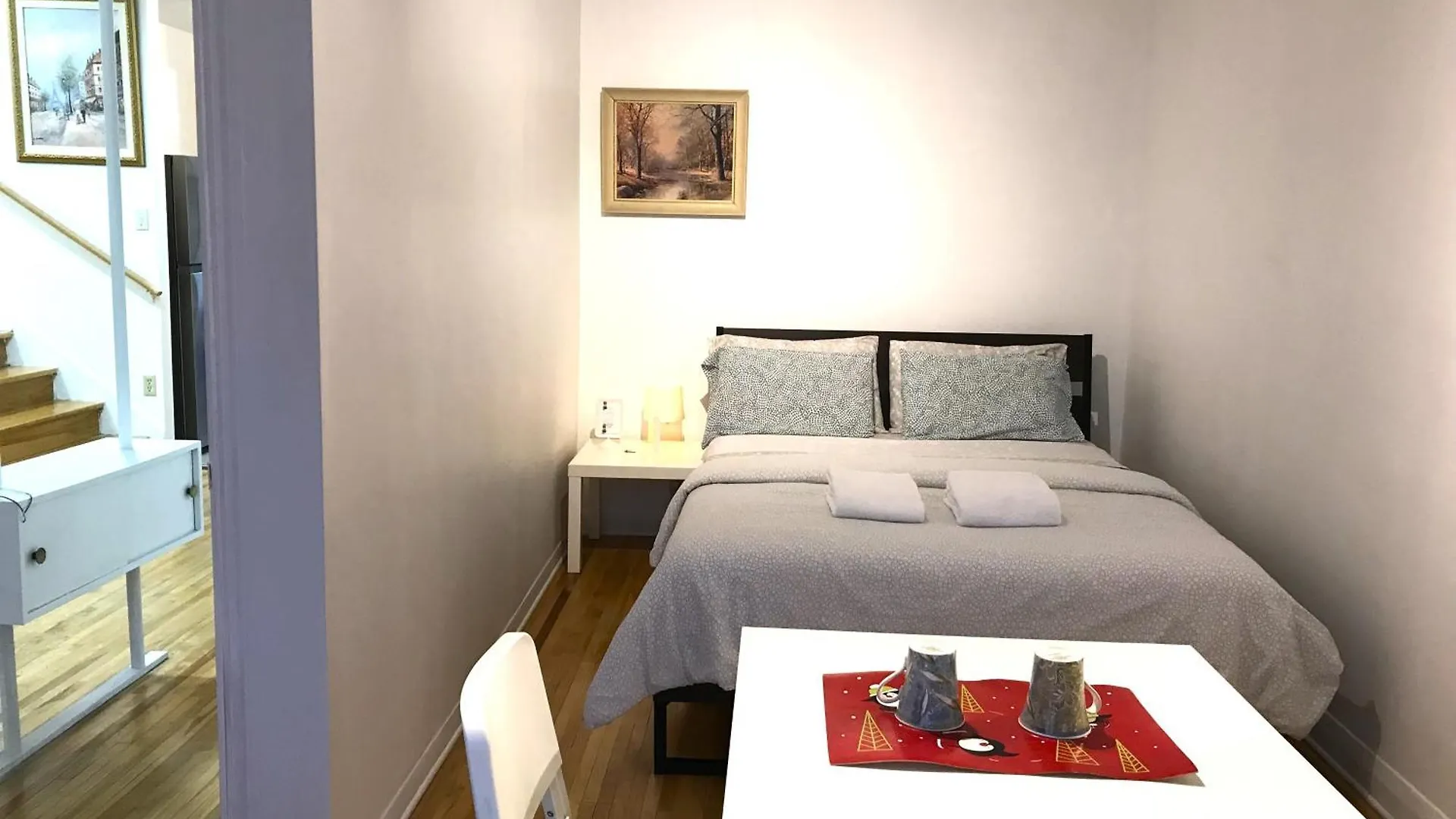 Big Private Room Midmontreal Next To Station Metro - Parking Free 0*, Montreal Canada