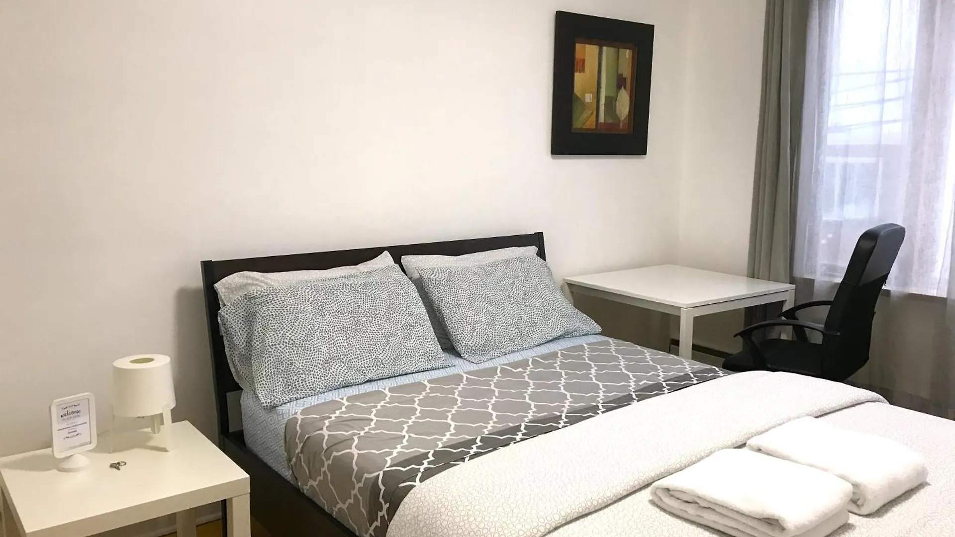 Homestay Big Private Room Midmontreal Next To Station Metro - Parking Free