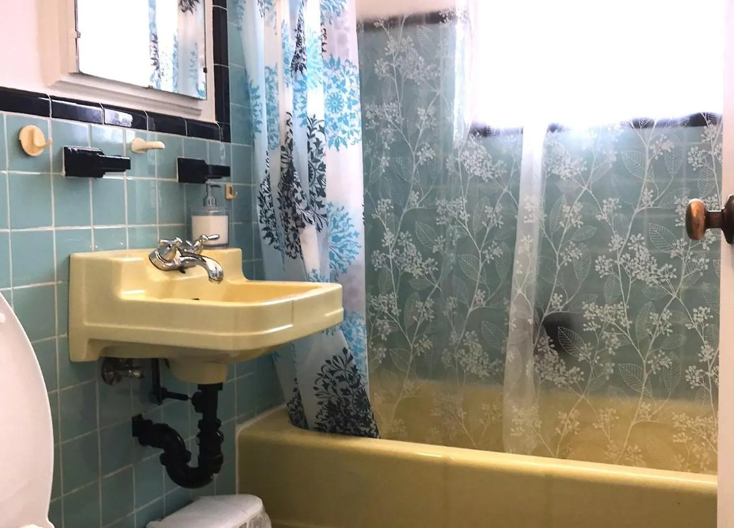Big Private Room Midmontreal Next To Station Metro - Parking Free Canada