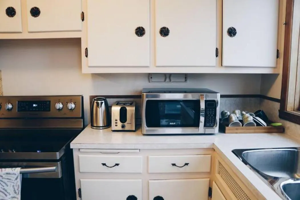 Homestay Big Private Room Midmontreal Next To Station Metro - Parking Free