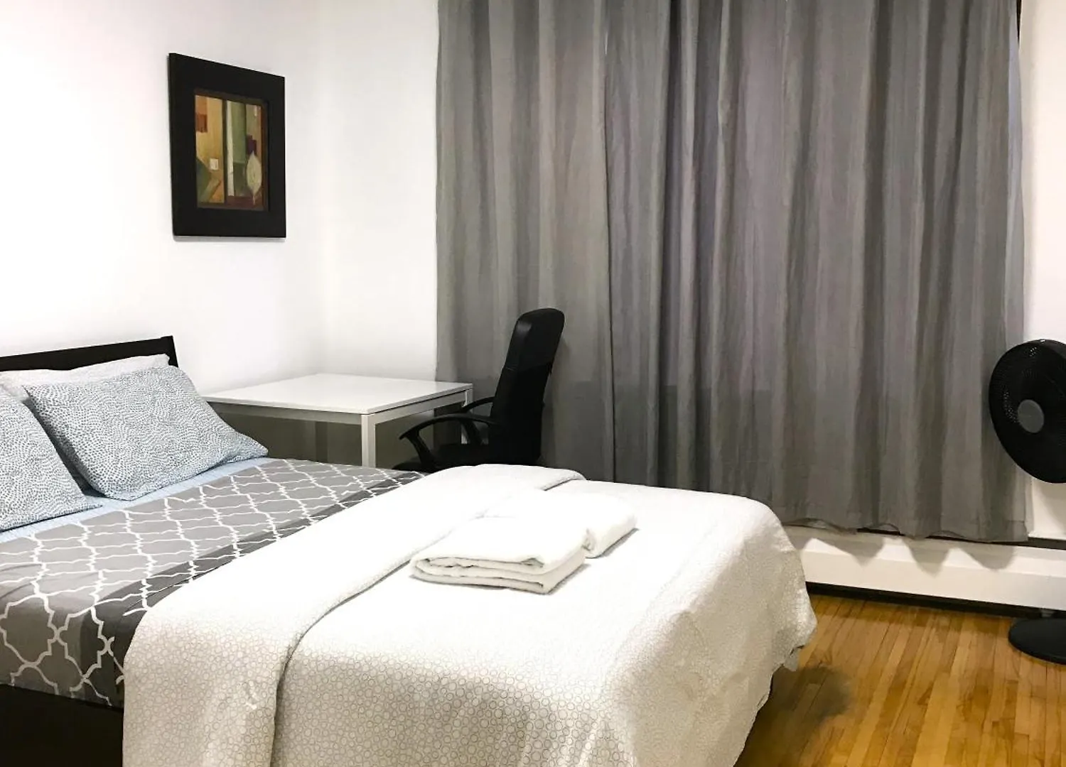 Big Private Room Midmontreal Next To Station Metro - Parking Free Homestay Montreal