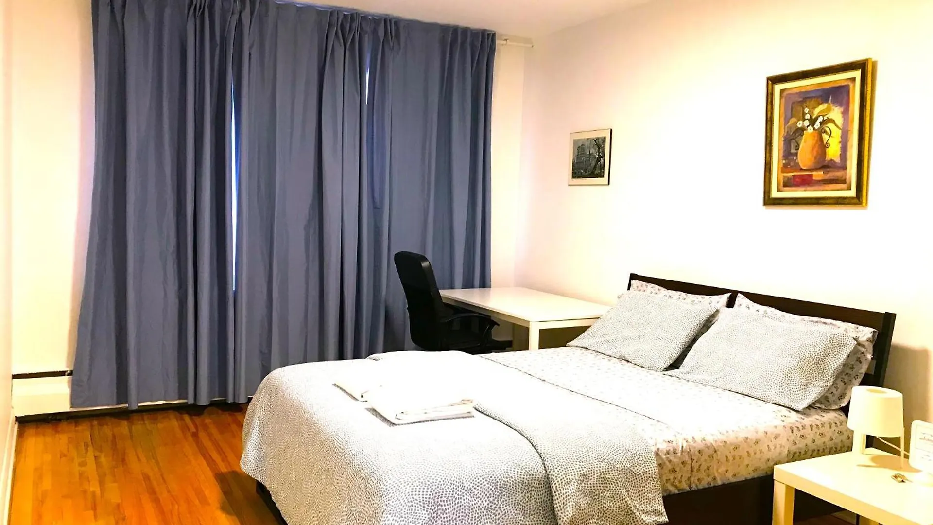 Big Private Room Midmontreal Next To Station Metro - Parking Free
