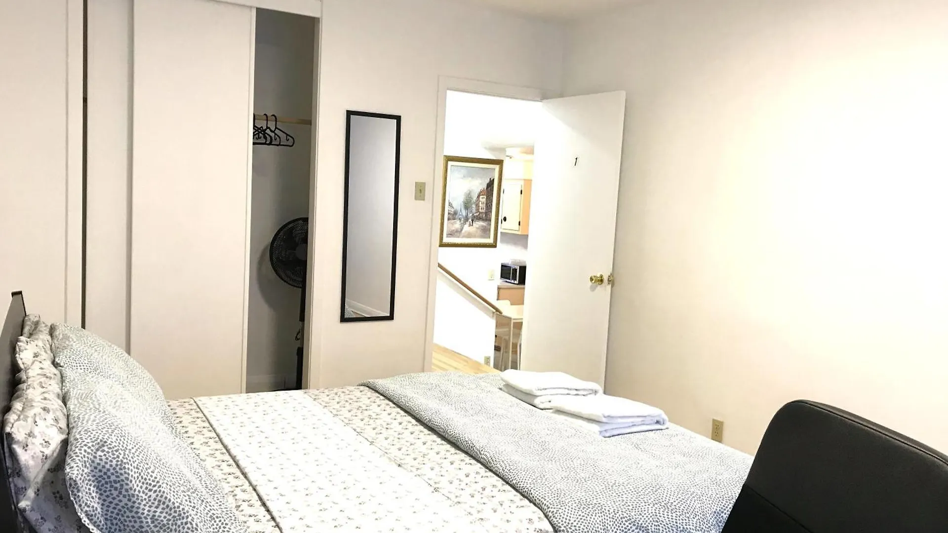 Big Private Room Midmontreal Next To Station Metro - Parking Free Homestay Montreal