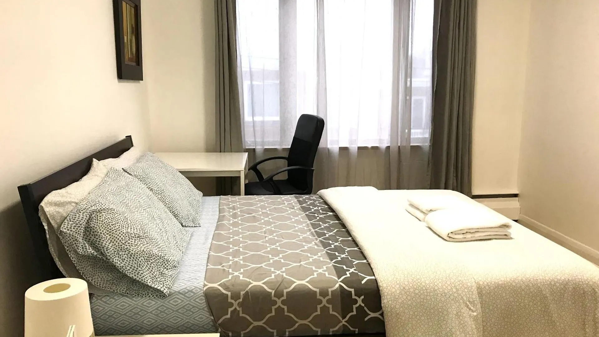 Homestay Big Private Room Midmontreal Next To Station Metro - Parking Free