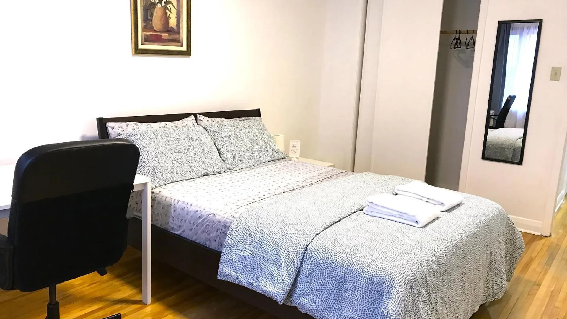 Big Private Room Midmontreal Next To Station Metro - Parking Free Canada