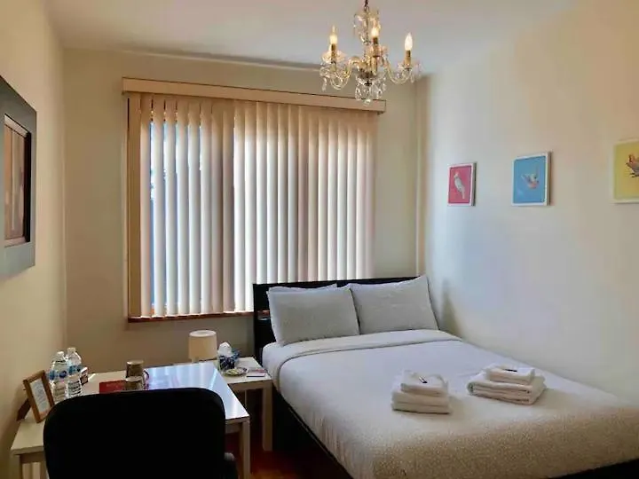 Big Private Room Midmontreal Next To Station Metro - Parking Free 0*, Montreal Canada