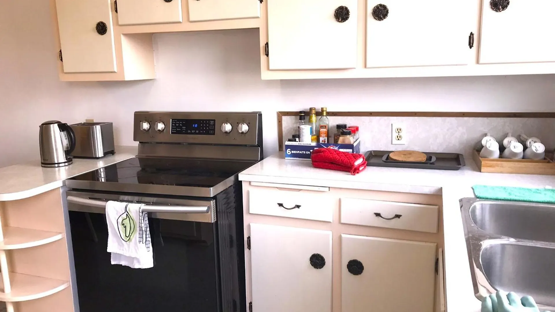 Big Private Room Midmontreal Next To Station Metro - Parking Free Homestay