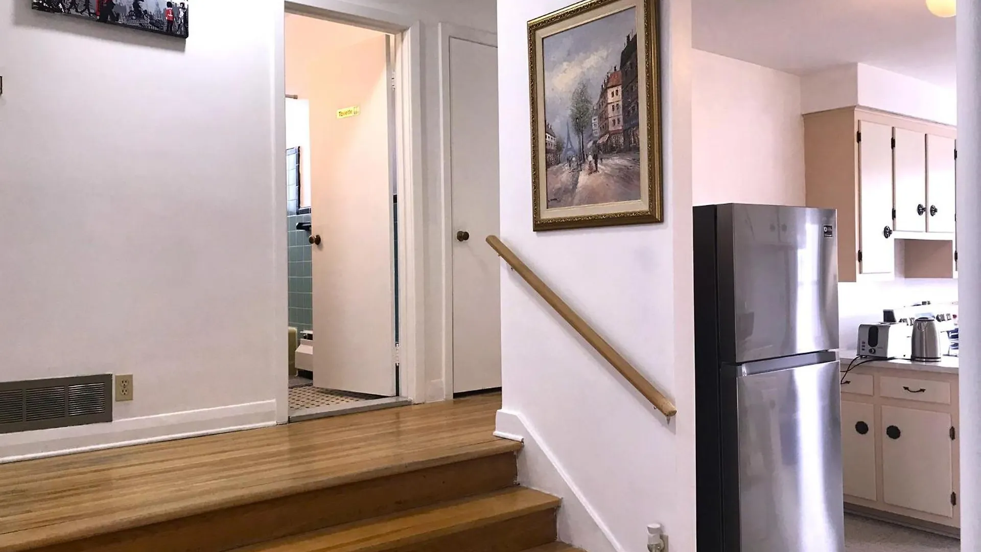 Big Private Room Midmontreal Next To Station Metro - Parking Free Canada