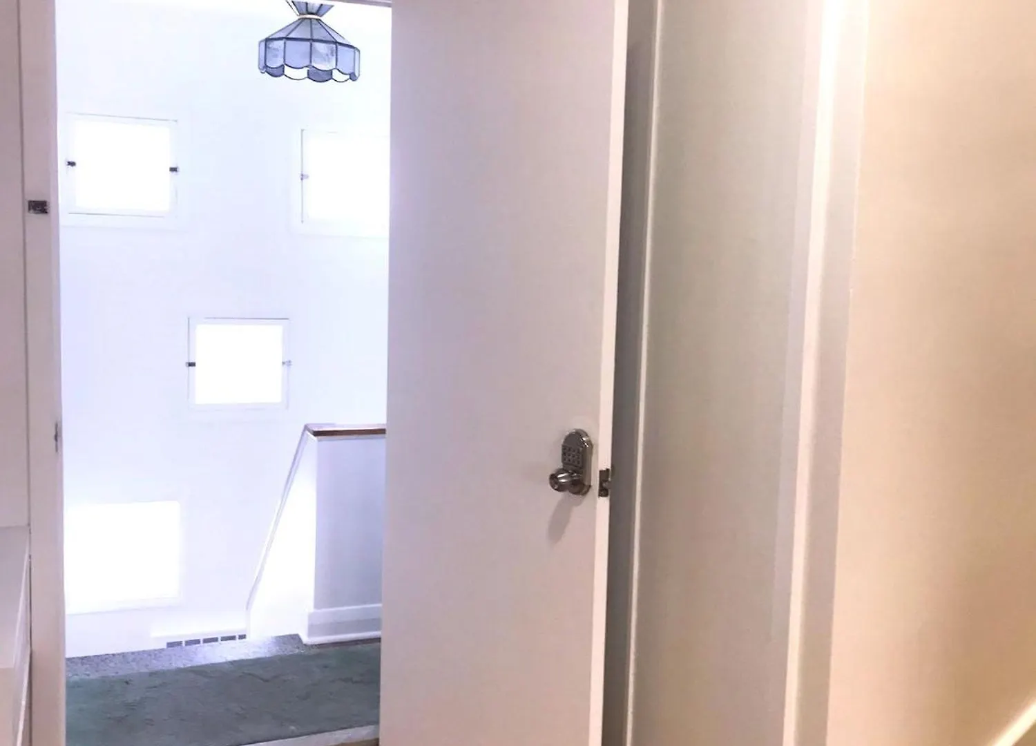 Big Private Room Midmontreal Next To Station Metro - Parking Free Montreal