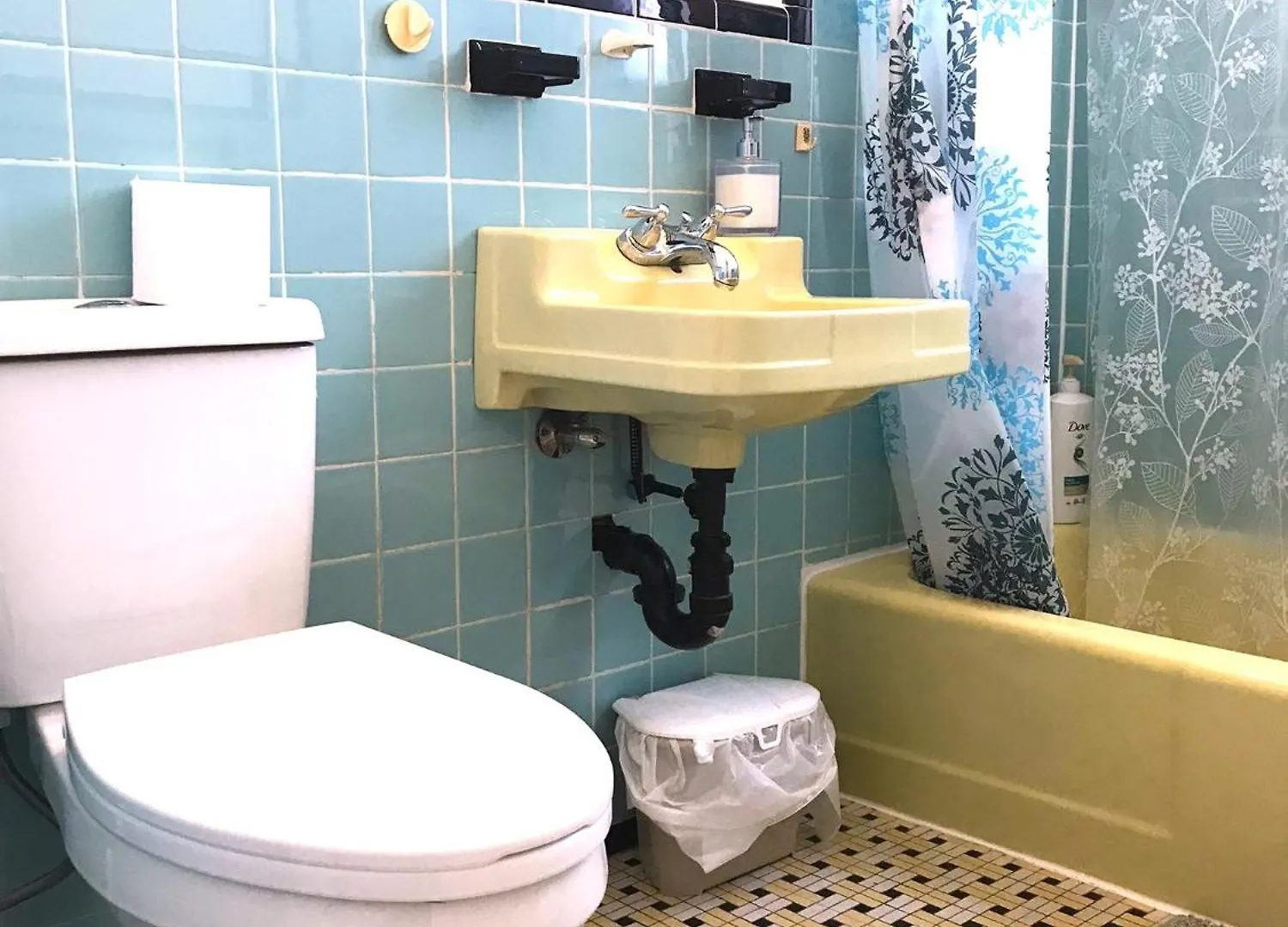 Homestay Big Private Room Midmontreal Next To Station Metro - Parking Free